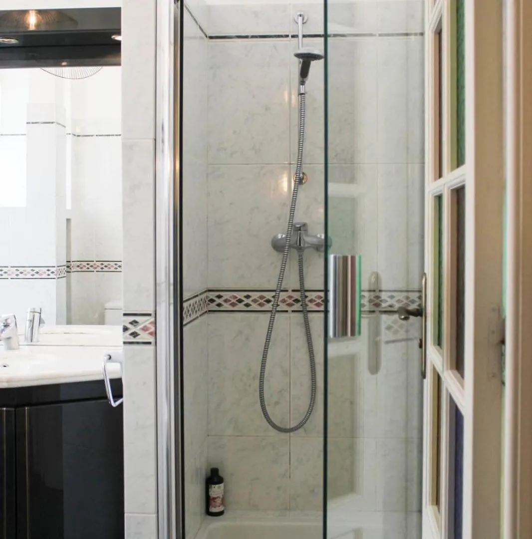 Lovely Paris Flat Close To Eiffel Tower 0*,  França