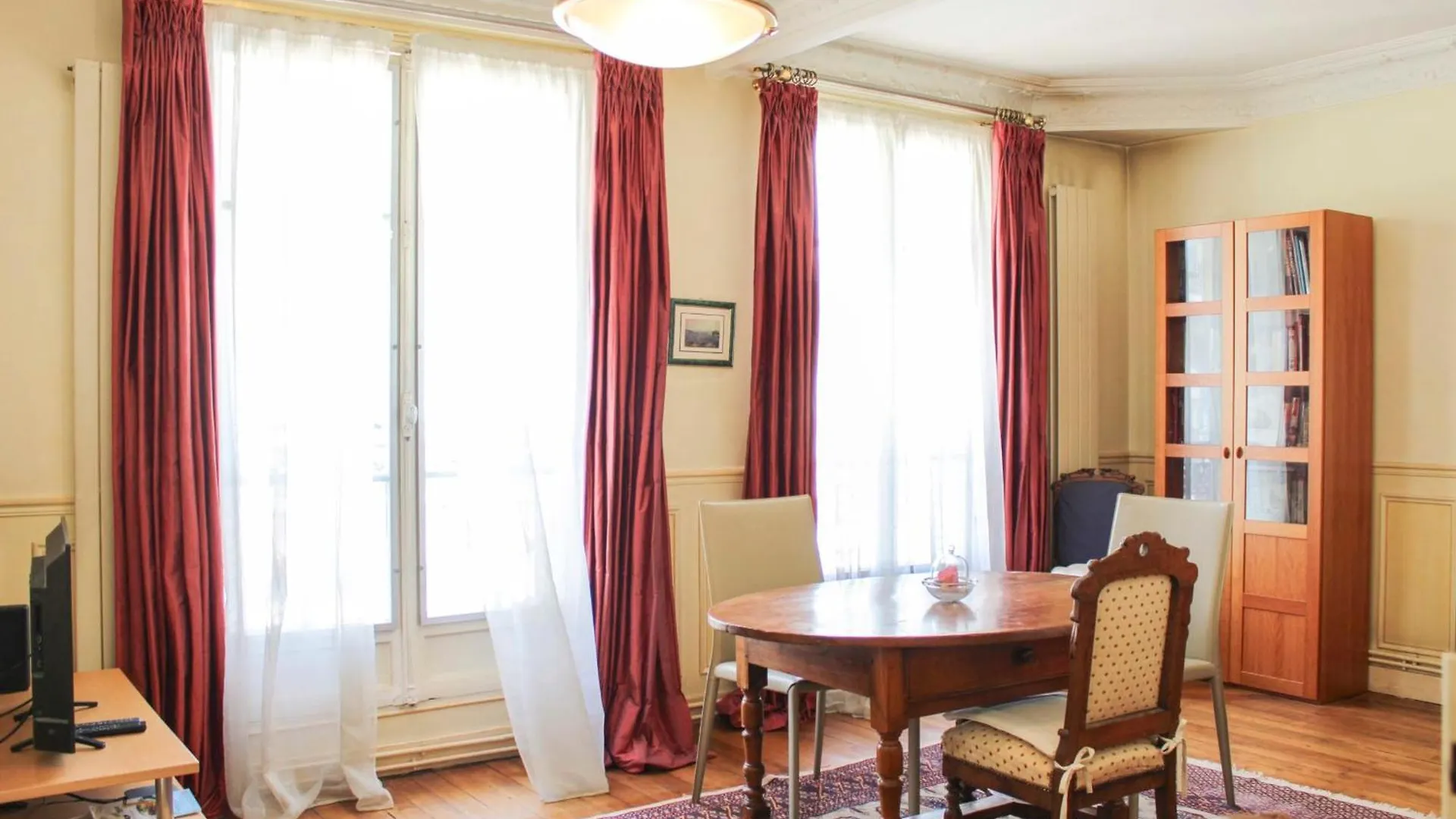 Lovely Paris Flat Close To Eiffel Tower 0*,  França